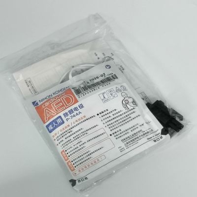 อุปกรณ์การแพทย์ต้นฉบับ ภัณฑ์ใช้ AED-3100 เครื่องป้องกันอาการเต้นของผู้ใหญ่ แผ่นไฟฟ้า P-744a นีฮอน โคเด้น