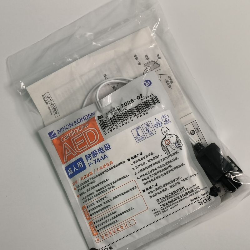 อุปกรณ์การแพทย์ต้นฉบับ ภัณฑ์ใช้ AED-3100 เครื่องป้องกันอาการเต้นของผู้ใหญ่ แผ่นไฟฟ้า P-744a นีฮอน โคเด้น